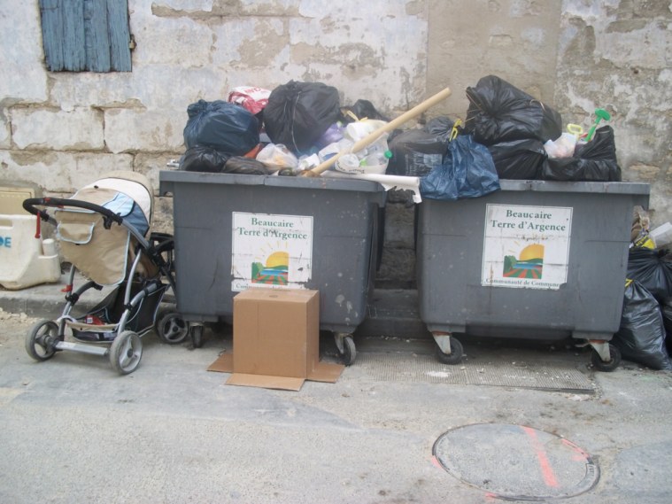 Poubelles, rue Emile Jamais à Beaucaire