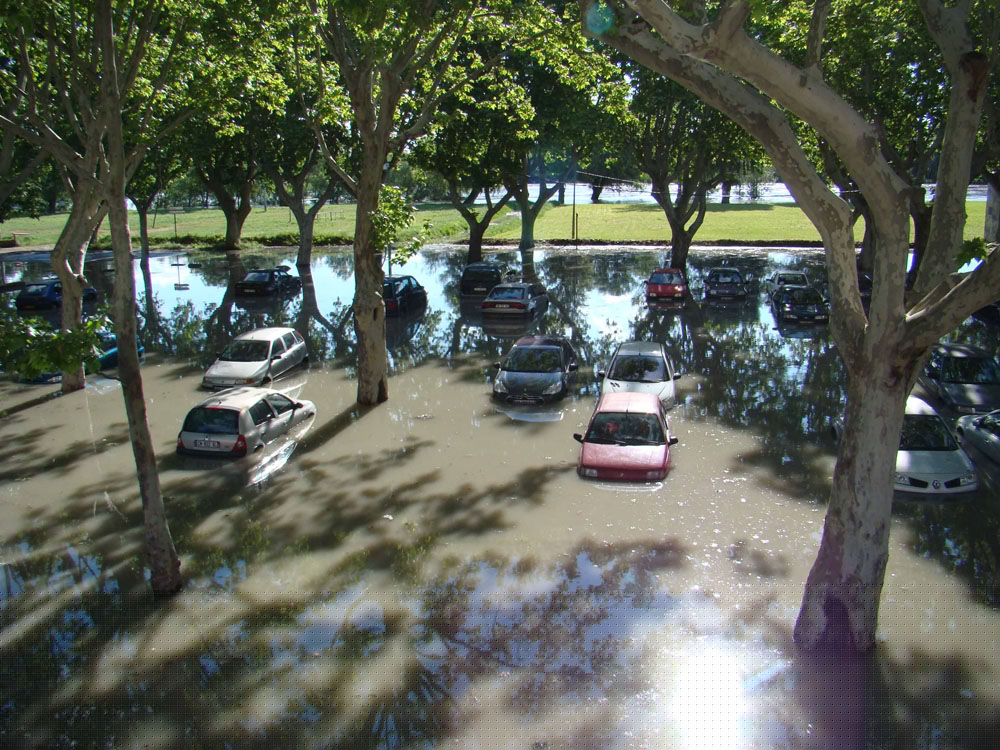 Inondations parking du Casino à Beaucaire, mai 2013