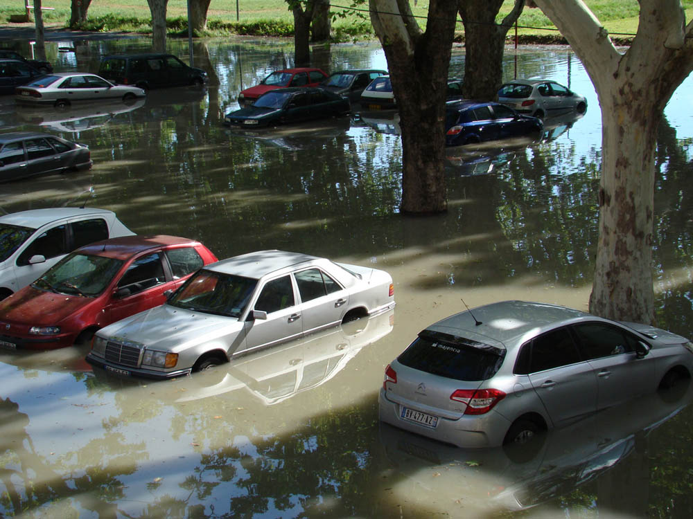 Inondations parking du Casino à Beaucaire, mai 2013