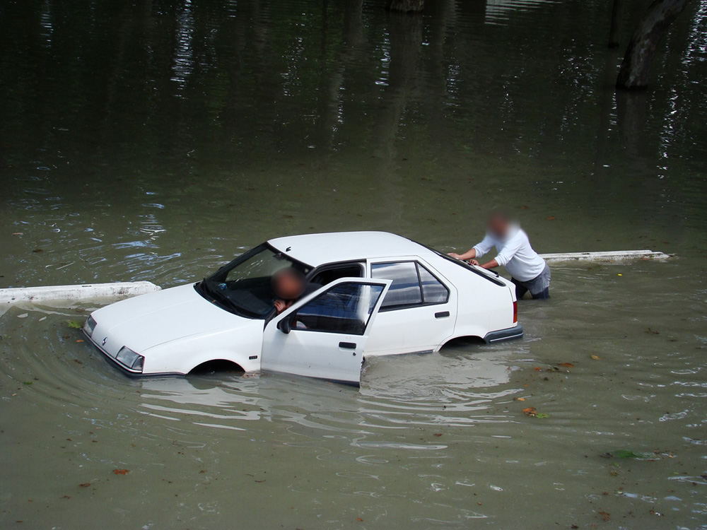 Inondations parking du Casino à Beaucaire, mai 2013